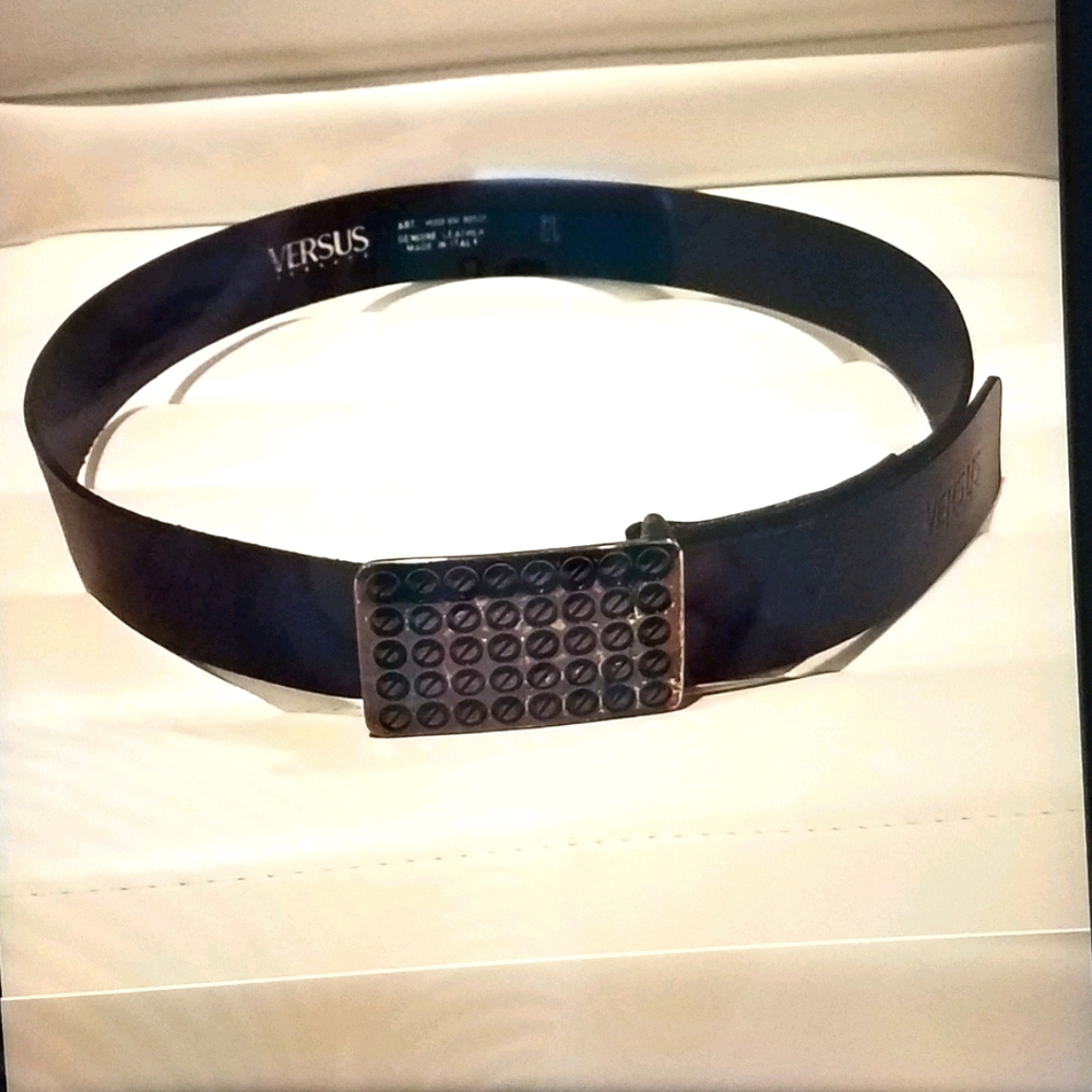 VERSUS VERSACE MEN LEATHER BELT, ITALIAN SIZE 95 USA 30-32 MADE IN ITALY.